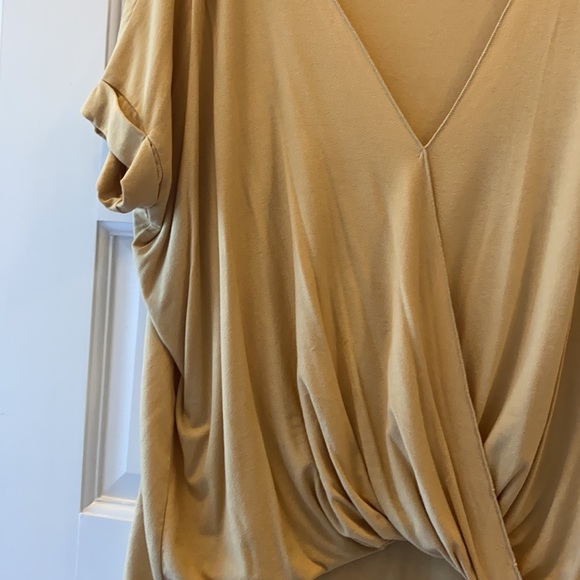 Pale yellow slouchy hi/lo top - Picture 2 of 4